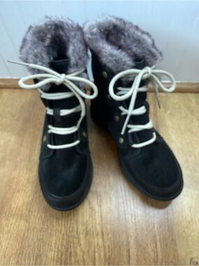 Sorel Black Faux-Fur Lace-Up Winter Boots with Cream Laces